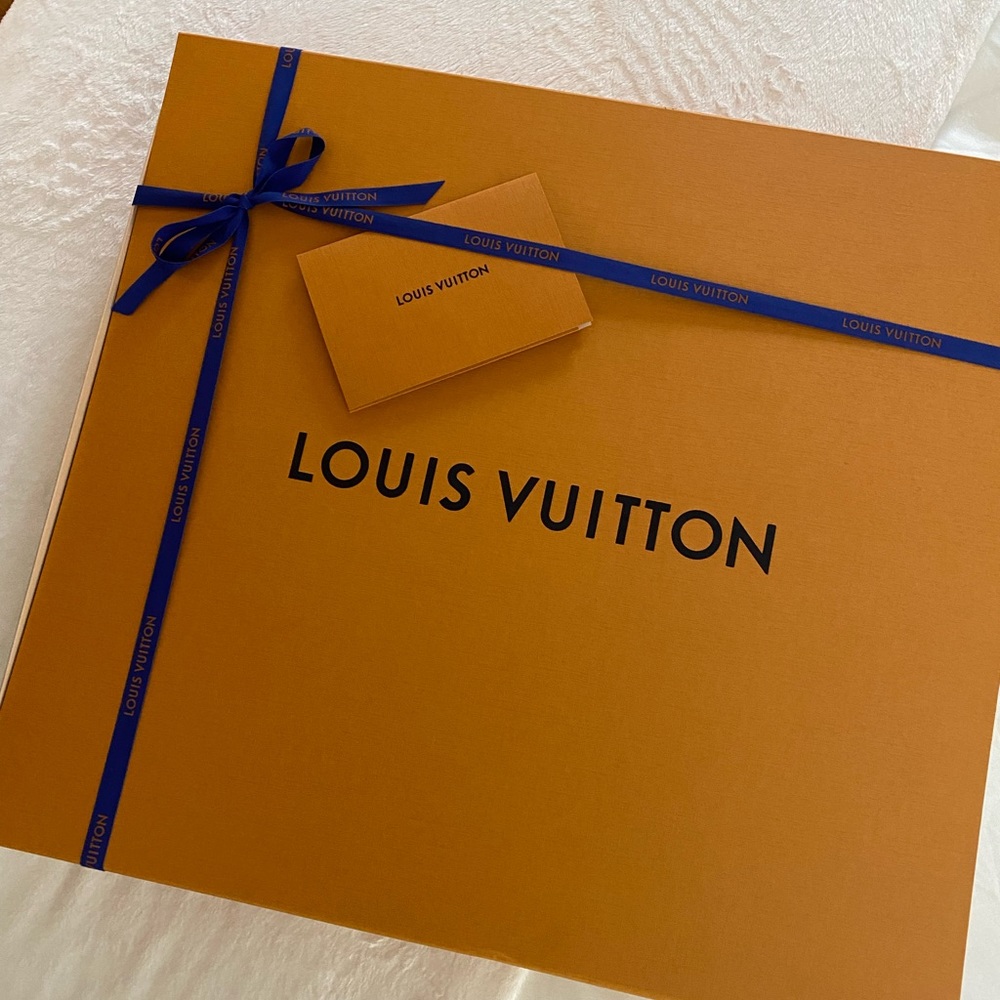 Brand new Louis Vuitton Poncho Shawl Wrap. Caramel Camel brown color - Picture 5 of 9